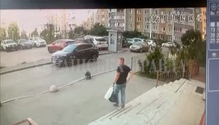 Snimke CCTV -a pokazuju sigurnosnu službu ukrajinskog časnika koji je hodao niz stepenice nekoliko trenutaka prije nego što je u četvrtak ustrijeljen u Kijev. Otada je identificiran kao pukovnik Ivan Voronych