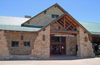 Opći pogled na prednji ulaz Grand Canyon Lodgea u Arizoni, SAD, 25. lipnja 2007., loža je uništena u zmaj Bravo Wildfire u srpnju 2025. godine. Služba Nacionalnog parka/Michael Quinn/priručnik putem Reutersa