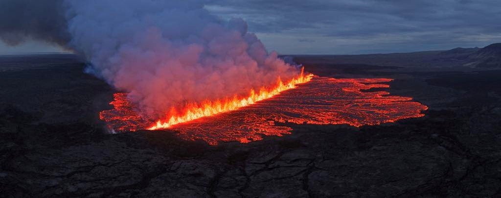 Lava se pojavljuje kroz pukotinu nakon erupcije vulkana u blizini Grindavika, Reykjanes, Island
