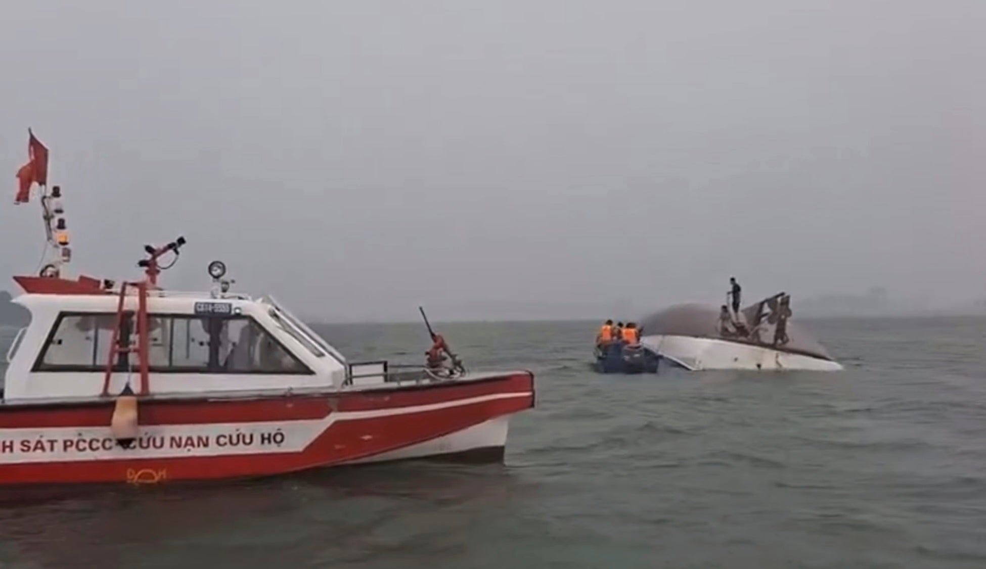 Ljudi su spašeni iz prekrivenog broda nakon što je srušen tijekom iznenadne grmljavinske oluje