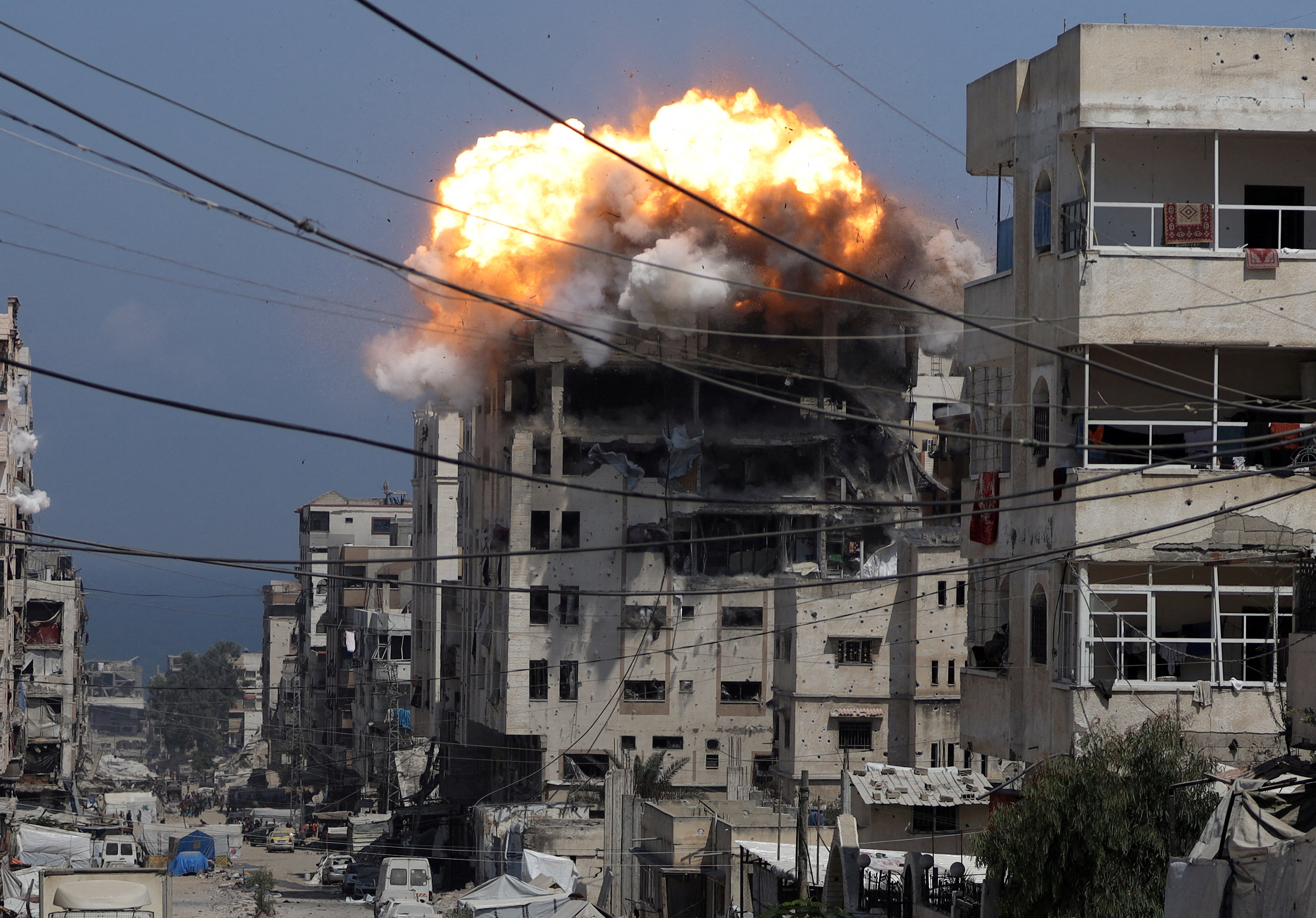 Dim i plamen izdižu se iz stambene zgrade koju je udario izraelski štrajk, u gradu Gaza