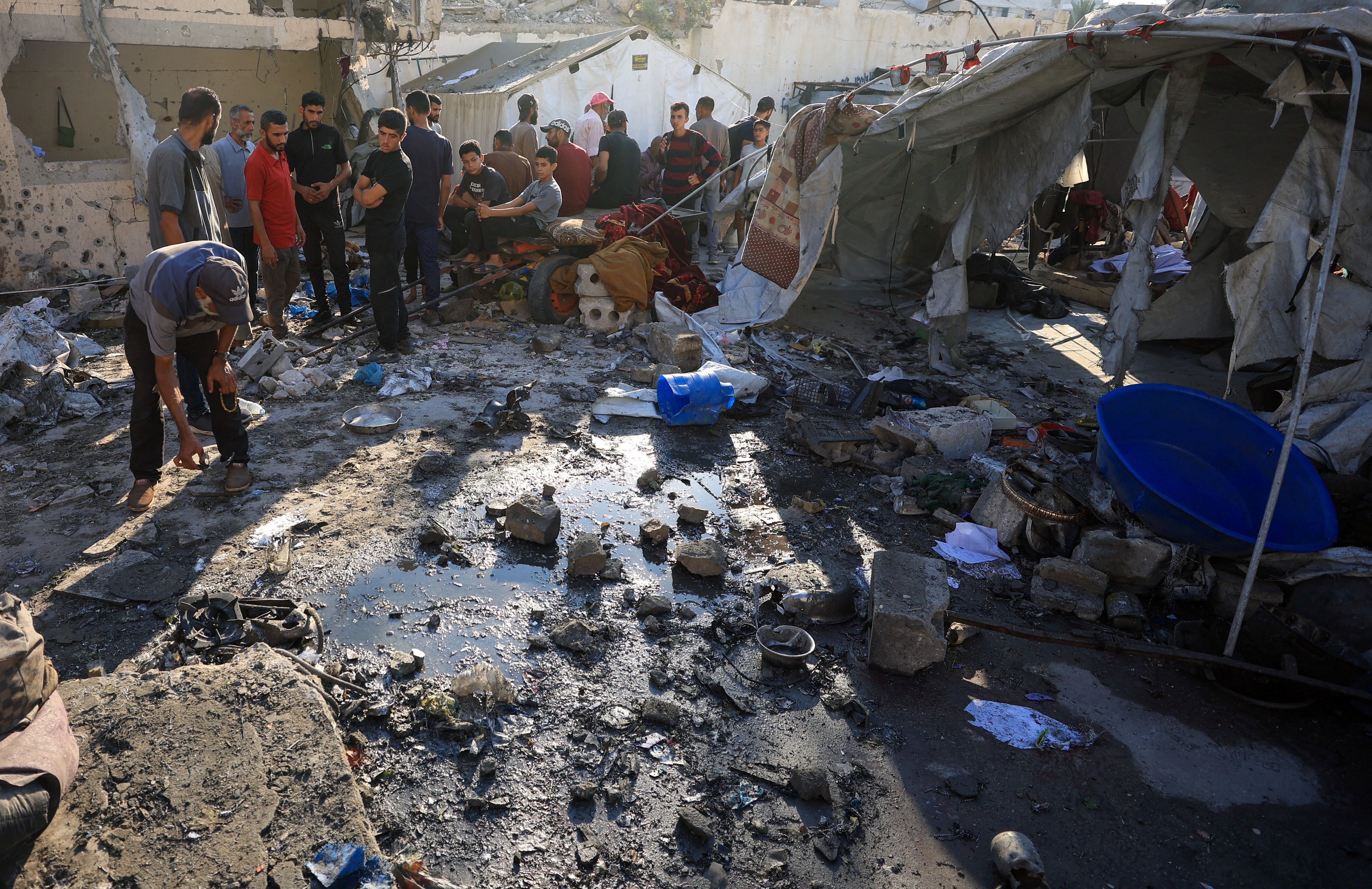 Palestinci pregledavaju štetu na mjestu izraelskog štrajka preko noći na skloništu za sklonište, u gradu Gazi, 24. srpnja 2025. Reuters/Dawoud Abu Alkas Gazawrap