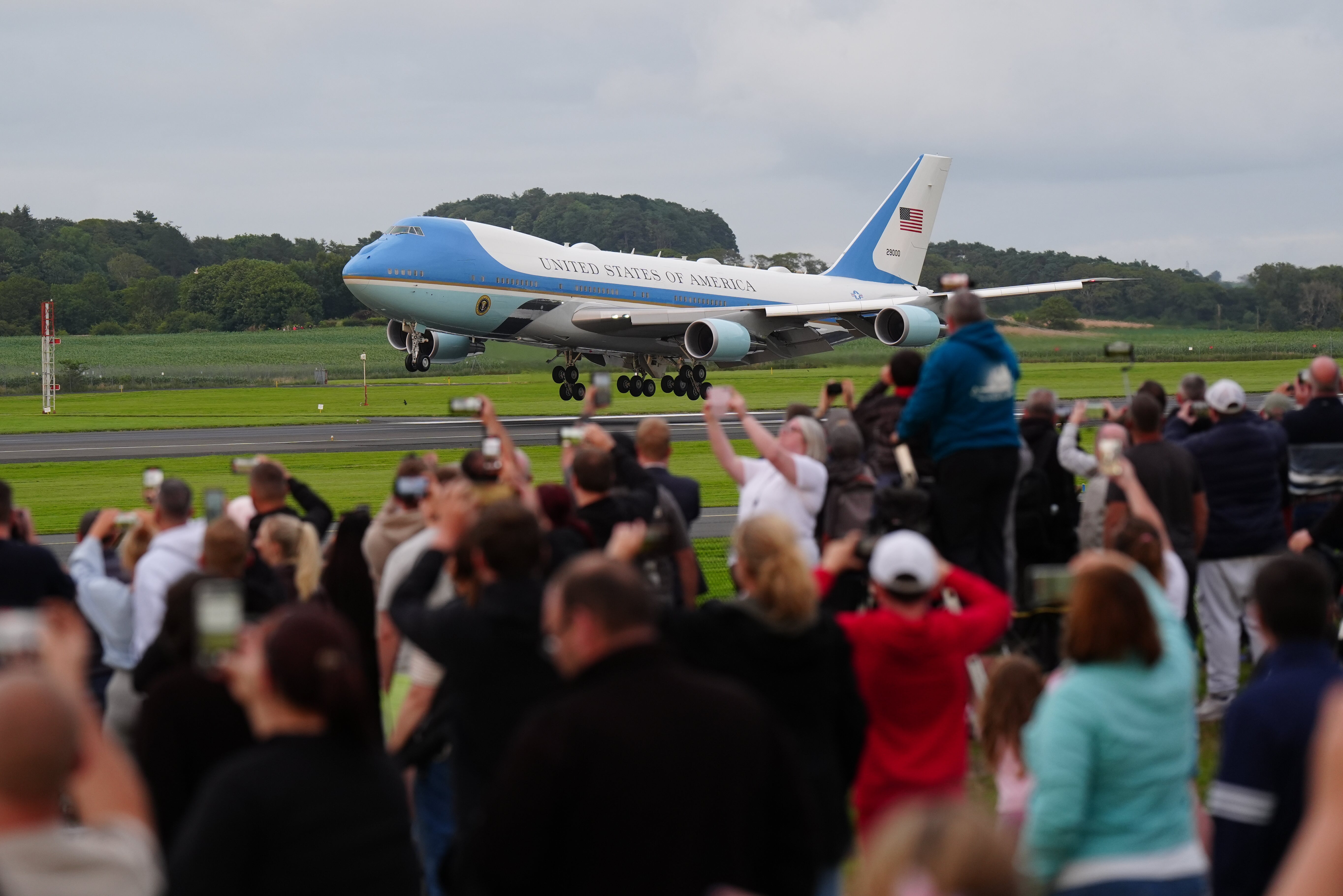 Gužve gledaju kako Donald Trump sleti na aerodromu Prestwick dok posjećuje svoje golf teren u Turnberryju u South Ayrshireu