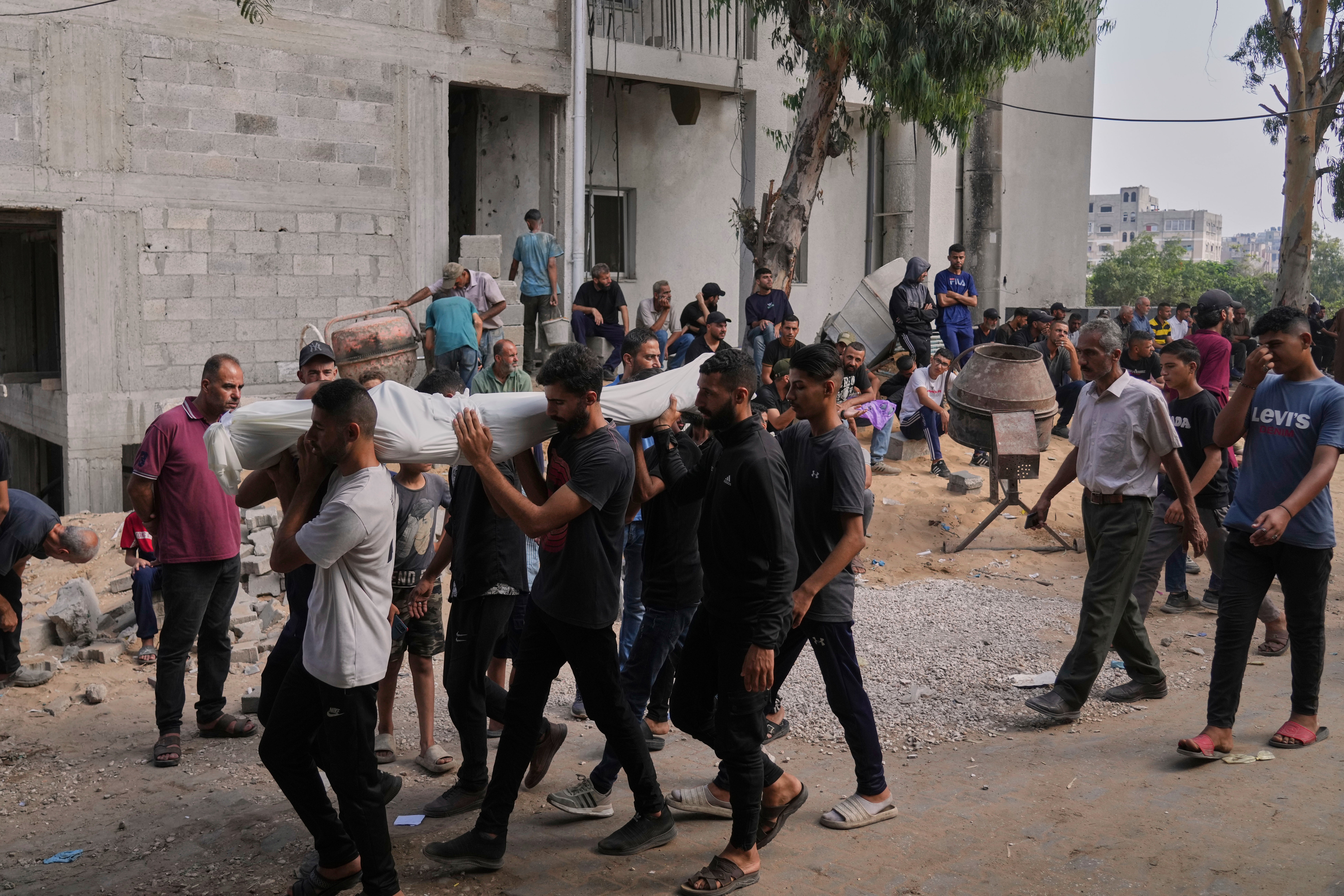 Palestinci nose tijelo osobe koja je ubijena dok je pokušavala doći do kamiona za pomoć