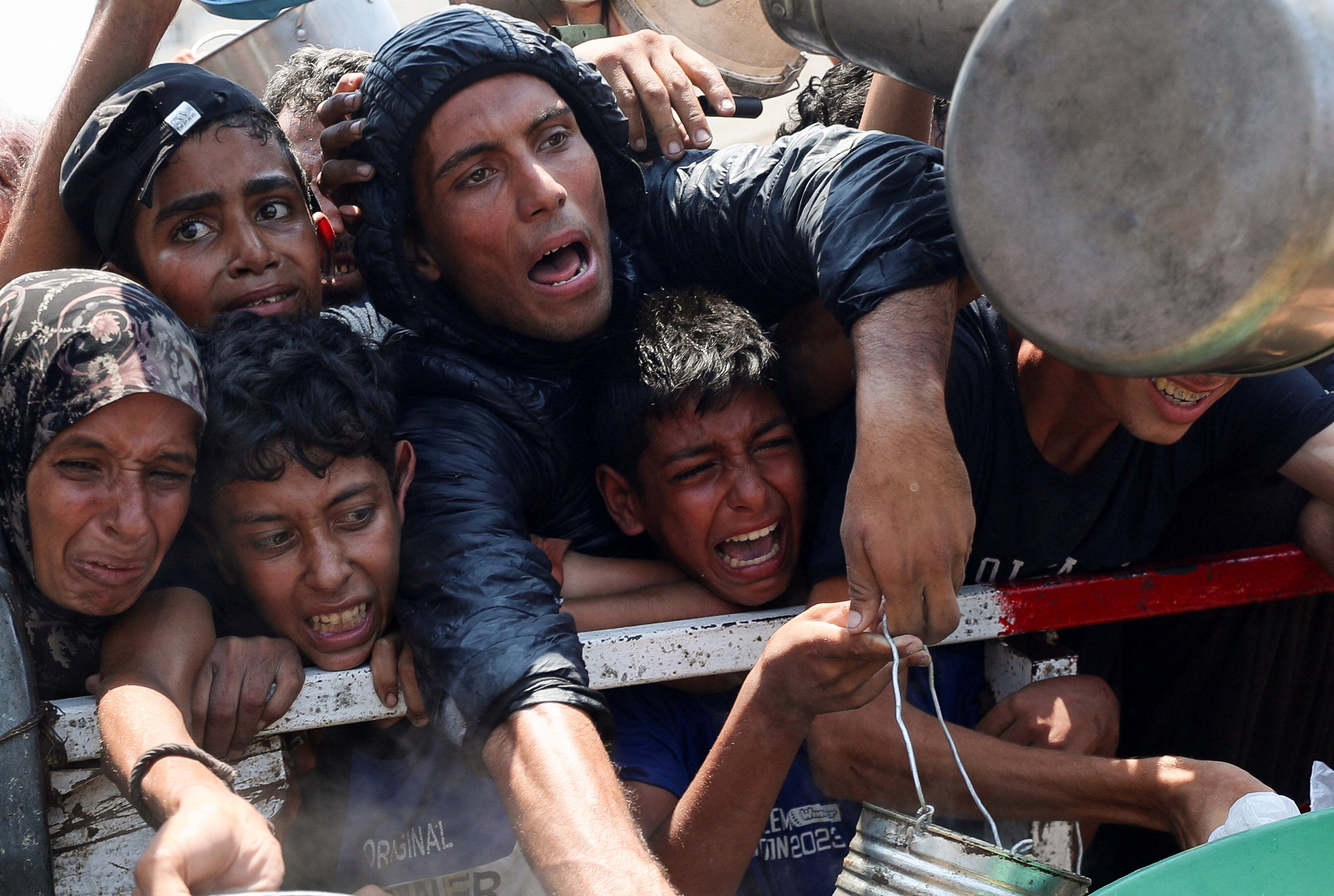 Gladući Palestinci očajnički traže hranu u kuhinji za pomoć u gradu Gaza u subotu