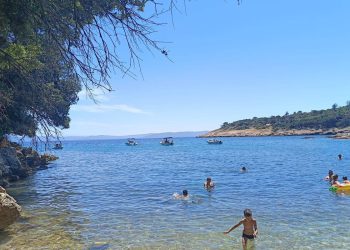 SIGURNOSNI PROBLEM U istarskoj uvali Prtlog kod Labina brodovi su često preblizu obali, a ovdje je puno djece