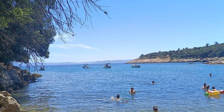 SIGURNOSNI PROBLEM U istarskoj uvali Prtlog kod Labina brodovi su često preblizu obali, a ovdje je puno djece