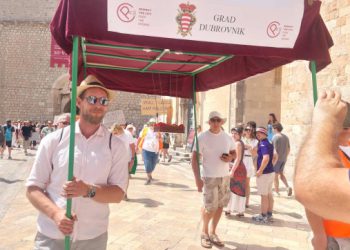ŠKERAC, PORUKA ILI PRETJERIVANJE? Penis ispod baldahina od procesije izazvao rasprave