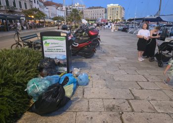 SRAMOTNE SCENE Na šibenskoj rivi tip maltretira sve oko sebe agregatom, smeće posvuda, a komunalni redar