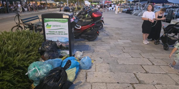 SRAMOTNE SCENE Na šibenskoj rivi tip maltretira sve oko sebe agregatom, smeće posvuda, a komunalni redar