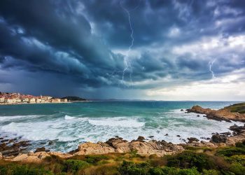STIŽU OPASNE OLUJE Crveni meteoalarm za sjeverni Jadran