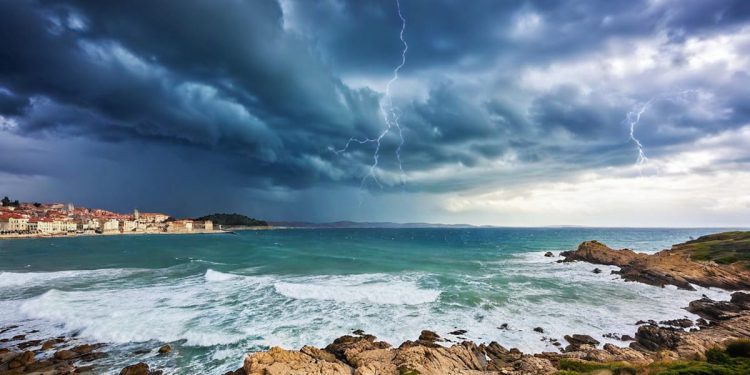 STIŽU OPASNE OLUJE Crveni meteoalarm za sjeverni Jadran