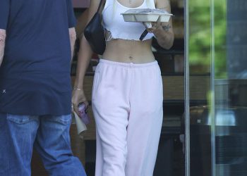 Sami Sheen bljesne tonirani trbuh za ručak nakon što je otkrio da joj treba operacija za implantate dojke čineći je bolešću