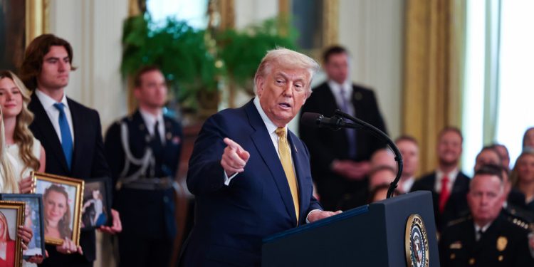 Samo ‘glupi ljudi’ brinu o Epsteinovim dosjeima – Trump – RT World News