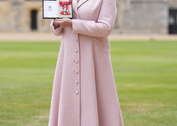 Sarah Lancashire pridružio se ponosni suprug Peter Salmon u dvorcu Windsor, dok se pobjednik BAFTA-e dodjeljuje CBE od princeze Anne radi usluga u dramu