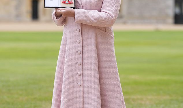 Sarah Lancashire pridružio se ponosni suprug Peter Salmon u dvorcu Windsor, dok se pobjednik BAFTA-e dodjeljuje CBE od princeze Anne radi usluga u dramu