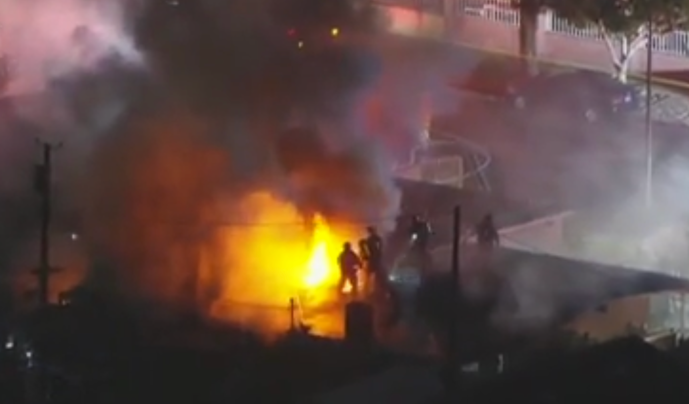 Vatrogasci se bave plamenom nakon što su vatromet detonirali u Pacoimi u Kaliforniji. Muškarac je umro, a žena je nakon incidenta nakon incidenta odvedena u bolnicu u bolnici u bolnici nakon incidenta