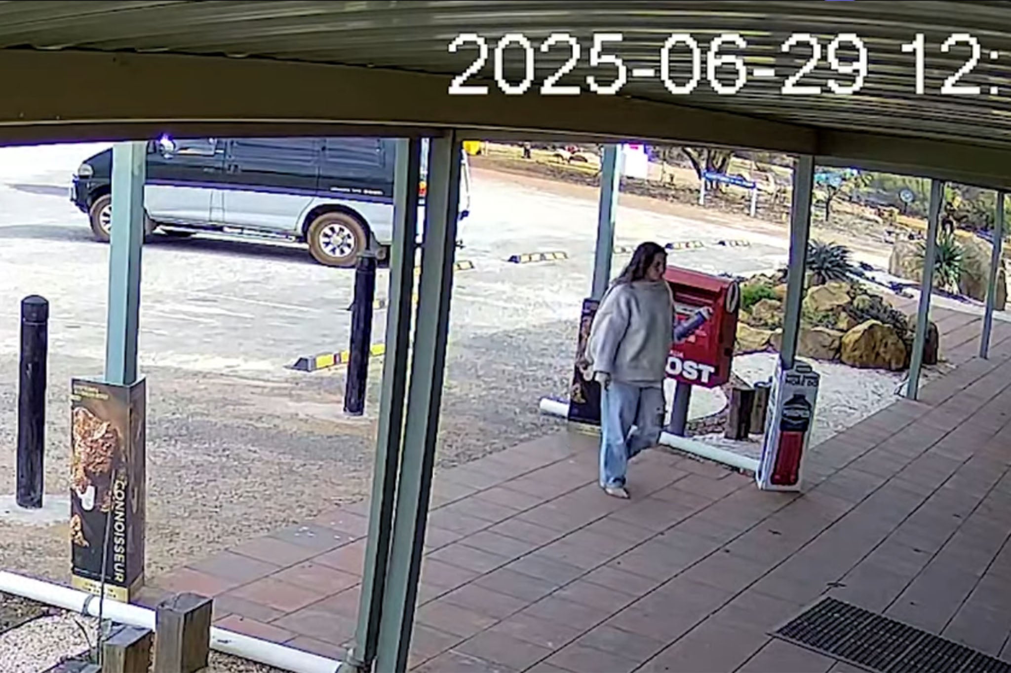CCTV snimke zarobljene Wilga ulazeći u opću trgovinu u Beacon -u 29. lipnja