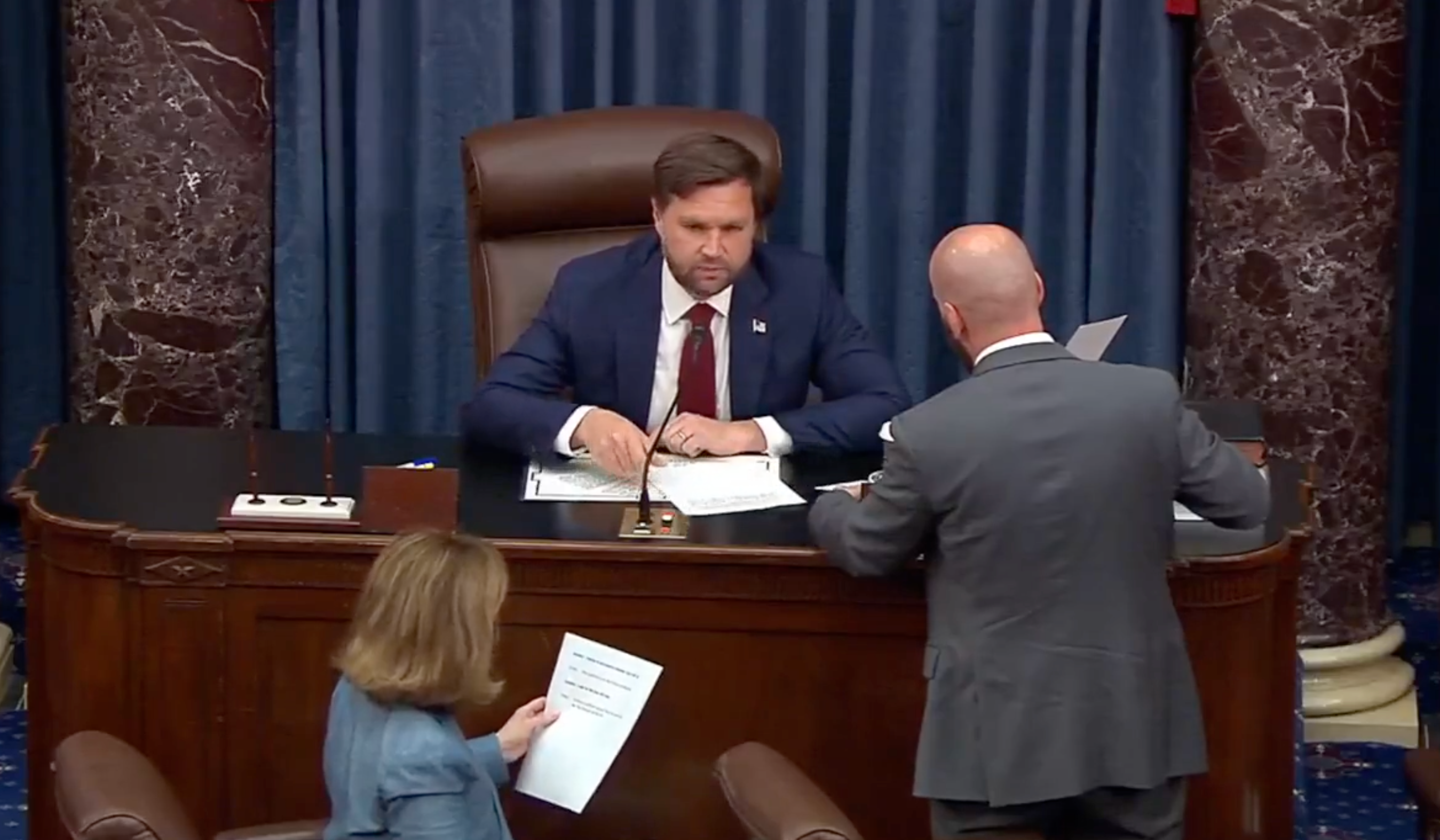 Lisa Murkowski, Mitch McConnell i Susan Collins prekinuli su redove, prisilivši JD Vance (na slici) da razbije kravatu