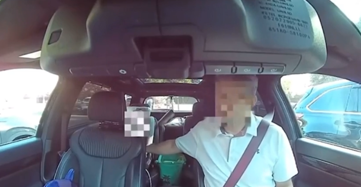 Khanbabazadeh se može vidjeti na snimci razgovarajući s djetetom o policajcima samo nekoliko minuta prije nego što je uhićen.