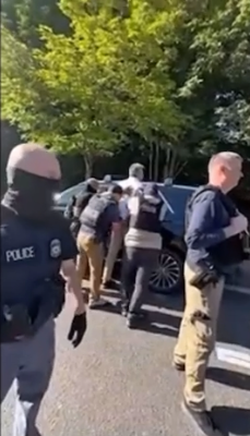 Khanbabazadeh su uhitili agenti ICE -a, koji, prema svjedoku koji je snimio uhićenje, neće se identificirati.
