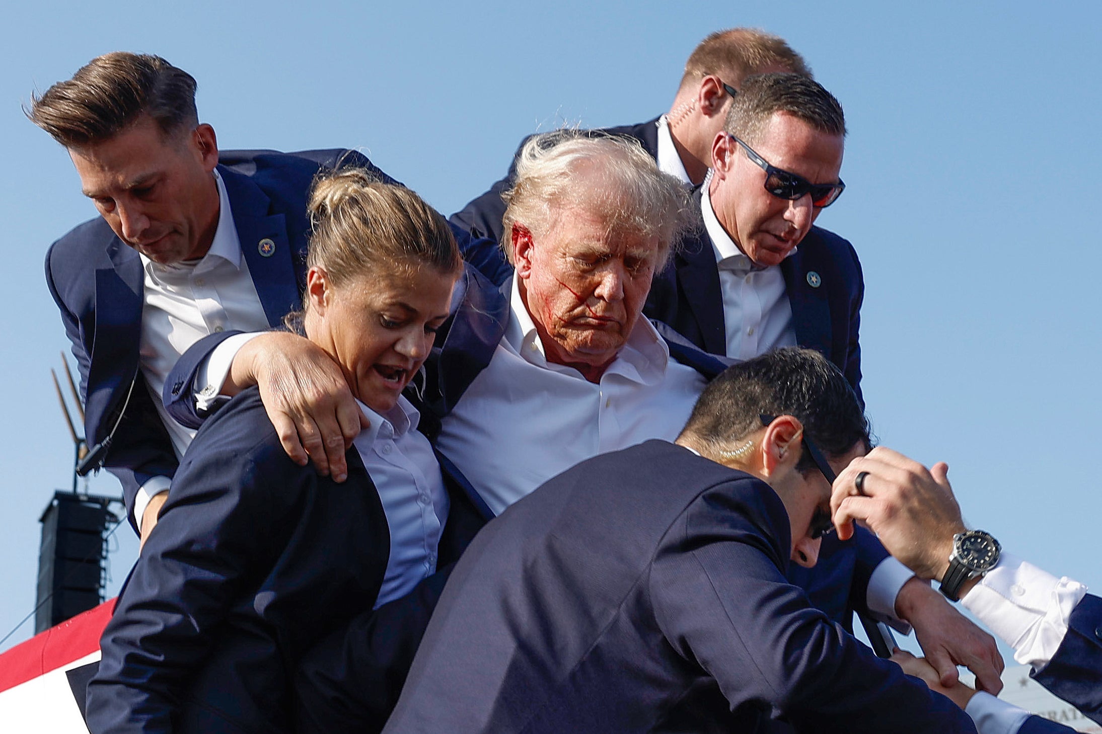 Agenti tajne službe pokrivali su Trumpa vlastitim tijelima i odveli ga na sigurno. Predsjednik je ustao i podigao prkosnu šaku dok je vikao 'Borba! Borba! borba!'