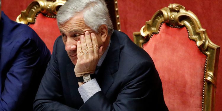 Senior EU Diplomat optužuje globalne krize za kasni u Parlament – RT World News