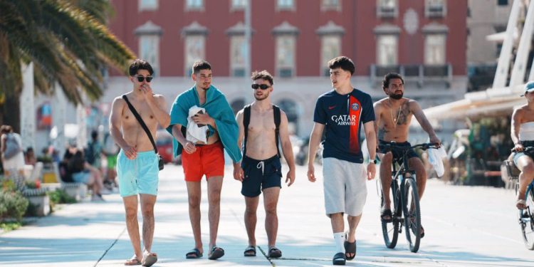 Šetate bez majice ili u kupaćem? Kazna je do 130 eura ako to radite u centru ovog grada