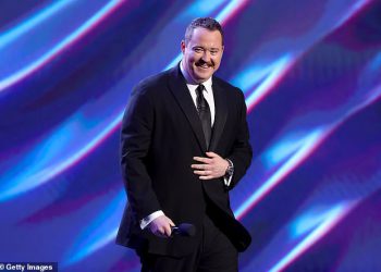 Shane Gillis omamljuje gomilu Espys -a s Epsteinovom šalom jer također cilja na Caitlin Clark i Shedeur Sanders