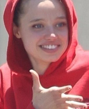 Shiloh Jolie je pljuvačka slika svoje majke Angeline na razigranom izlasku s glasinama ljubavnog interesa