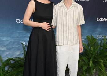 Siječanj Jonesov sin, 13 godina, naleti na nju na rijetki crveni tepih dok misterija ostaje u vezi s identitetom svog oca