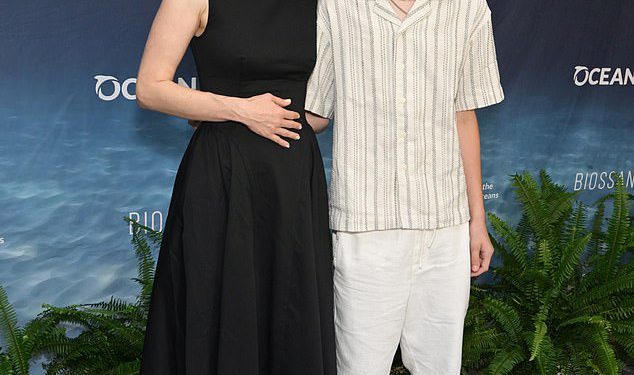 Siječanj Jonesov sin, 13 godina, naleti na nju na rijetki crveni tepih dok misterija ostaje u vezi s identitetom svog oca