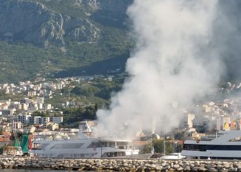 Sirene probudile Makarsku: Pogledajte trenutak dolaska vatrogasaca na zapaljeni brod