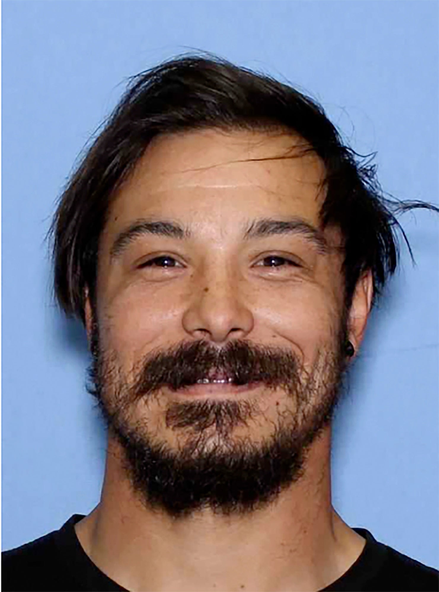 Policija traži Travisa Deckera, čiji je DNK profil bio povezan s mjestom na kojem su prošlog mjeseca pronađene njegove tri kćeri mrtve