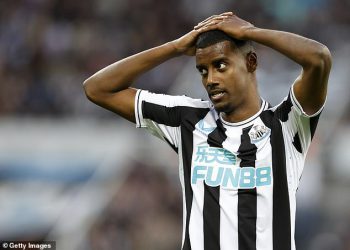 Skrivena istina o Alexanderu Isaku i zašto želi napustiti Newcastle: Craig Hope otkriva zašto je zvijezda bila ‘bijesna’ s Paulom Mitchellom, što stvarno želi … i uvrtanje koje bi ga moglo vidjeti kako potpisuje novi ugovor