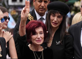 Skriveni počast Sharon Osbournea pokojnom mužu Ozzyju u njegovoj emocionalnoj pogrebnoj povorci