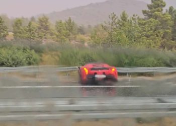 Skupocjeni Ferrari SF90 Stradale završio u ogradi na Dalmatini!