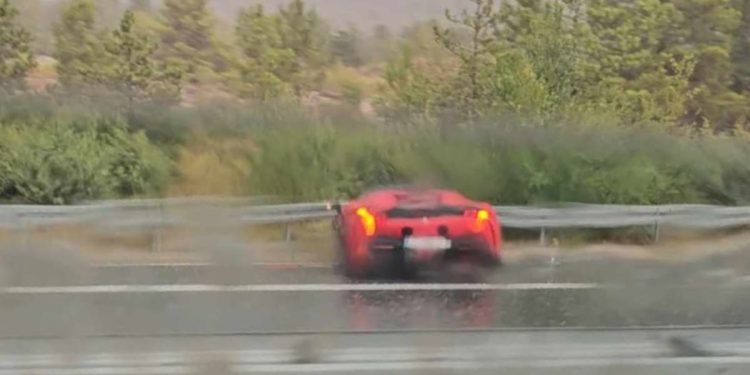 Skupocjeni Ferrari SF90 Stradale završio u ogradi na Dalmatini!