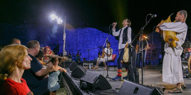 Slobodna Dalmacija – Ako želite slušati hitove Rajka Dujmića dođite večeras u Solin na besplatan koncert! Uz Jadro pjevaju brojne zvijezde