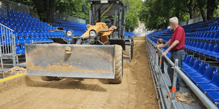 Slobodna Dalmacija – Alkari uskoro stižu na trkalište! Prostire se i nasipa staza, stigao i pijesak iz najudaljenijeg dijela države