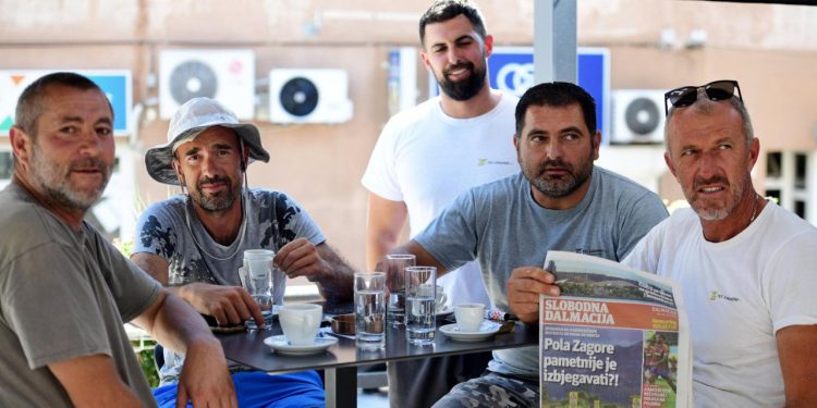 Slobodna Dalmacija – Bili smo u dalmatinskoj zoni sumraka, Drnišane ljuti tromost vlasti: ‘U slast, teletina je domaća, tu iz distrikta!’