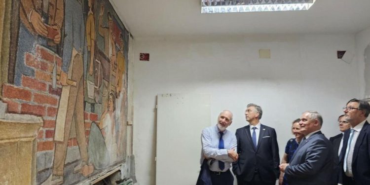 Slobodna Dalmacija – Boban se Plenkoviću pohvalio vrijednom freskom koja je otkrivena u zgradi Županije. Visoko društvo uživa u umjetnosti
