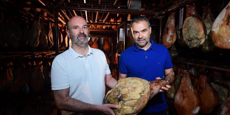 Slobodna Dalmacija – Braća Barić rade najbolji pršut na svitu; na godinu ih izbace nekoliko iljada, svaki ljudsko oko prigleda i ruka privrne