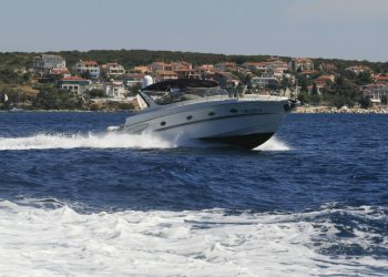 Slobodna Dalmacija – Bravo, ‘majstore’! Osim što se ‘brčio’ glisiranjem uz obalu, nema ni dozvolu! Pomorska policija nije imala milosti