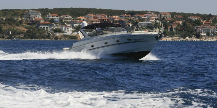 Slobodna Dalmacija – Bravo, ‘majstore’! Osim što se ‘brčio’ glisiranjem uz obalu, nema ni dozvolu! Pomorska policija nije imala milosti