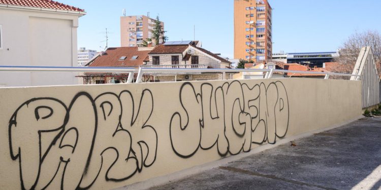 Slobodna Dalmacija – Crtao grafite po zgradi, pa skoro na mrtvo prebio Splićanina! Razlog je bizaran; sud ga pustio na slobodu…