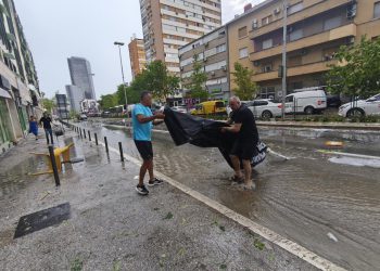 Slobodna Dalmacija – Dio kvartova u Splitu bez struje, ljudi ostali zarobljeni u liftu, čekaju servisere da ih oslobode