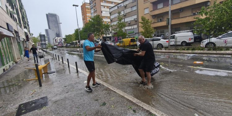 Slobodna Dalmacija – Dio kvartova u Splitu bez struje, ljudi ostali zarobljeni u liftu, čekaju servisere da ih oslobode