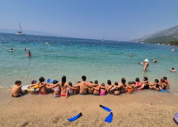 Slobodna Dalmacija – Djeca iz Maestrala ljetuju na Braču zahvaljujući ovim ljudinama!; ‘Teta, možemo li ostati barem jedan mjesec ovdje…’