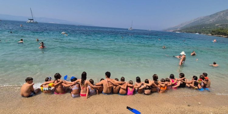 Slobodna Dalmacija – Djeca iz Maestrala ljetuju na Braču zahvaljujući ovim ljudinama!; ‘Teta, možemo li ostati barem jedan mjesec ovdje…’